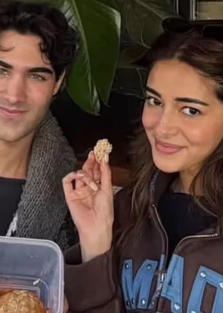 Ananya Panday की Aarav Bhatia संग Vacation Photo Viral, Dating Rumours पर चर्चा Ananya Panday and Aarav Bhatia posing with baked treats during a holiday