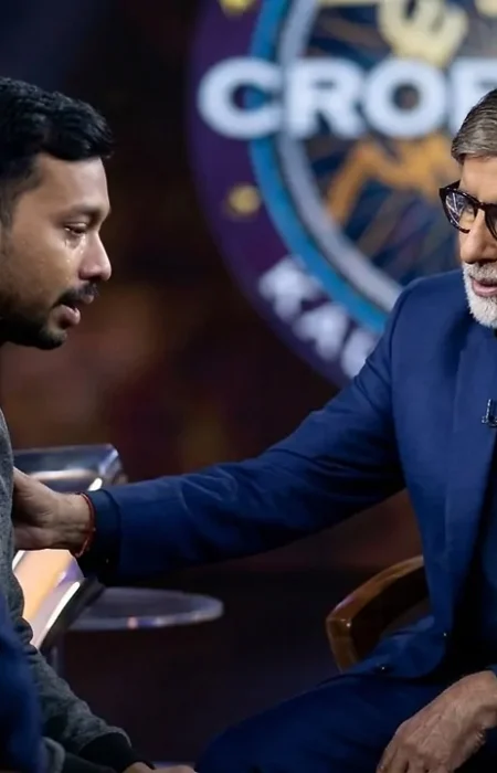 KBC 18: पिता ने बेटे को Kidney Donate कर बचाई जान, Amitabh Bachchan हुए भावुक Amitabh Bachchan listens to an emotional contestant on KBC 18